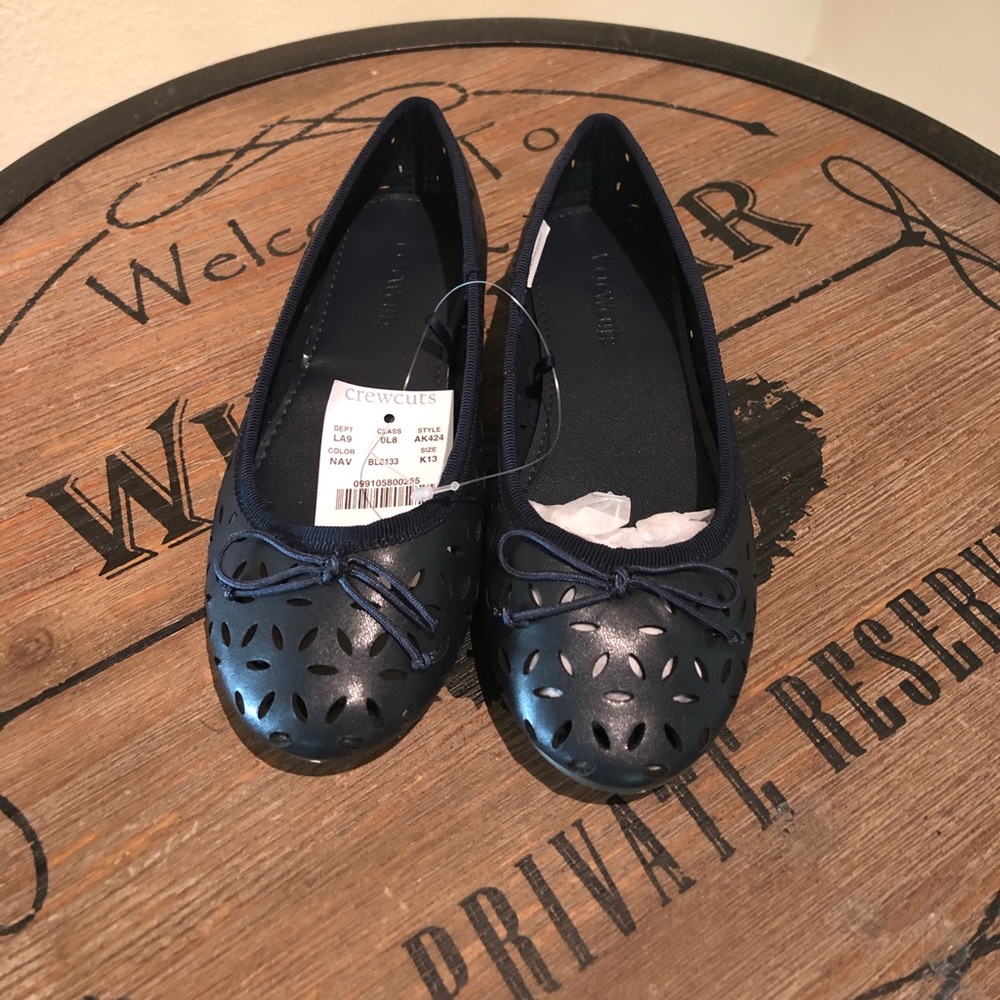 Girls leather navy eyelet J Cree flats